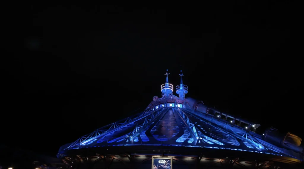 Star Wars Hyperspace Mountain : Lancement Du Nouvel Habillage Lumineux Pour Les 30 Ans – Effets Spectaculaires Et Dôme Restauré À Discoveryland