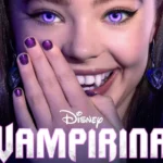 Une jeune fille aux yeux violets et au vernis à ongles violet assorti sourit en couvrant une partie de sa bouche avec sa main. Le texte "Disney Vampirina", inspiré de la série musicale diffusée sur Disney Channel, apparaît en bas.
