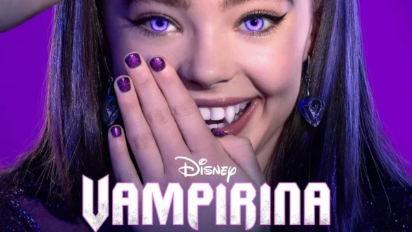 Une jeune fille aux yeux violets et au vernis à ongles violet assorti sourit en couvrant une partie de sa bouche avec sa main. Le texte "Disney Vampirina", inspiré de la série musicale diffusée sur Disney Channel, apparaît en bas.