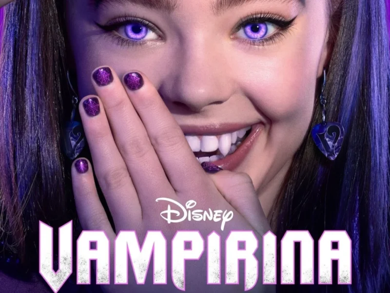 Une jeune fille aux yeux violets et au vernis à ongles violet assorti sourit en couvrant une partie de sa bouche avec sa main. Le texte "Disney Vampirina", inspiré de la série musicale diffusée sur Disney Channel, apparaît en bas.