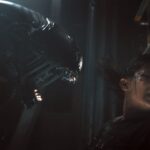 Une femme se presse contre un mur, effrayée, tandis qu'une grande créature extraterrestre menaçante - rappelant Alien Romulus - s'agite près d'elle dans un espace faiblement éclairé. Ce film illustre bien le style de suspense que le réalisateur Fede Álvarez apporte à la franchise Disney.