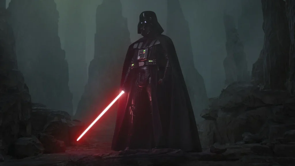 Une personne portant un casque, une cape et une armure noirs se tient dans un paysage rocheux et brumeux, tenant l'emblématique Sabre Laser Dark Vador de La Guerre des étoiles - une scène qui rappelle les trésors trouvés à Enchères Los Angeles.