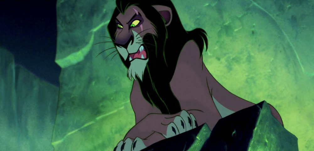 Un lion animé à la crinière sombre et aux yeux verts se tient sur une corniche rocheuse, regardant vers le bas avec une expression sévère sur un fond éclairé en vert, comme s'il avertissait tout le monde de se tenir prêt pour ce qui est à venir.