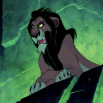 Un lion animé à la crinière sombre et aux yeux verts se tient sur une corniche rocheuse, regardant vers le bas avec une expression sévère sur un fond éclairé en vert, comme s'il avertissait tout le monde de se tenir prêt pour ce qui est à venir.
