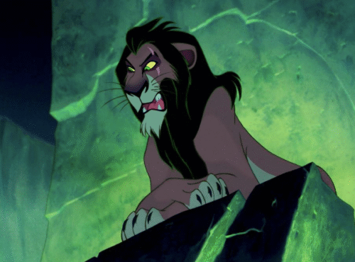 Un lion animé à la crinière sombre et aux yeux verts se tient sur une corniche rocheuse, regardant vers le bas avec une expression sévère sur un fond éclairé en vert, comme s'il avertissait tout le monde de se tenir prêt pour ce qui est à venir.