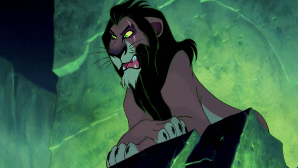 Un lion animé à la crinière sombre et aux yeux verts se tient sur une corniche rocheuse, regardant vers le bas avec une expression sévère sur un fond éclairé en vert, comme s'il avertissait tout le monde de se tenir prêt pour ce qui est à venir.