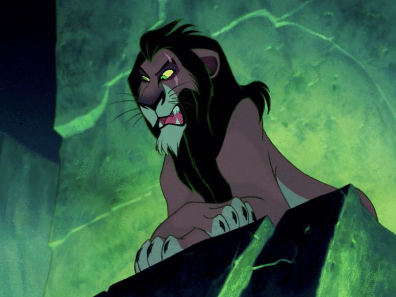 Un lion animé à la crinière sombre et aux yeux verts se tient sur une corniche rocheuse, regardant vers le bas avec une expression sévère sur un fond éclairé en vert, comme s'il avertissait tout le monde de se tenir prêt pour ce qui est à venir.