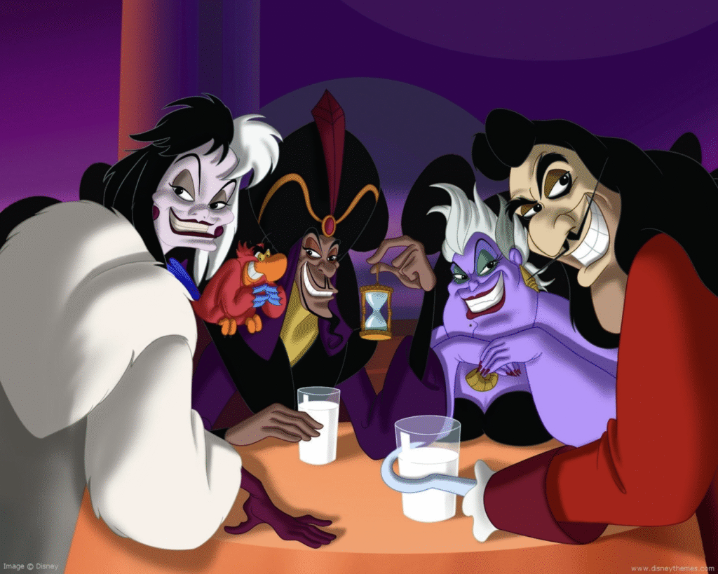 Les méchants Disney animés Cruella de Vil, Jafar, Ursula et le capitaine Crochet sont assis à une table avec des boissons, souriant et interagissant de manière ludique - soyez prêts pour leurs plans malicieux !.