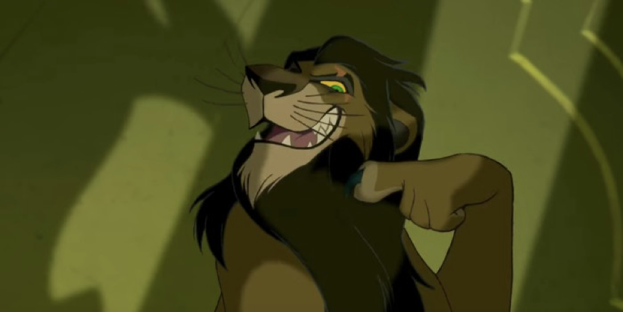 Un lion animé, à la crinière sombre et aux yeux verts, sourit avec assurance en se montrant du doigt, tandis qu'un éclairage dramatique projette des ombres sur un arrière-plan verdâtre. Son attitude indique clairement que l'on est prêt pour la suite des événements.