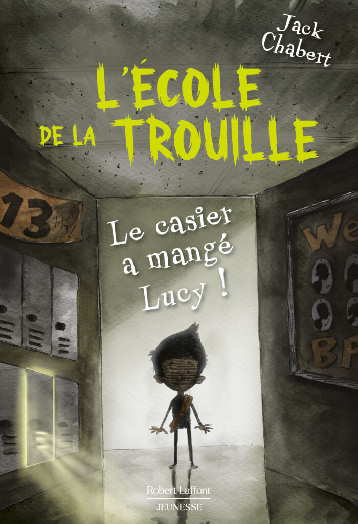 Un enfant se tient dans un couloir d'école sombre et ombragé, avec des casiers lumineux, sous le titre du livre "L'École de la Trouille : Le casier a mangé Lucy !", une saga littéraire jeunesse de Jack Chabert.