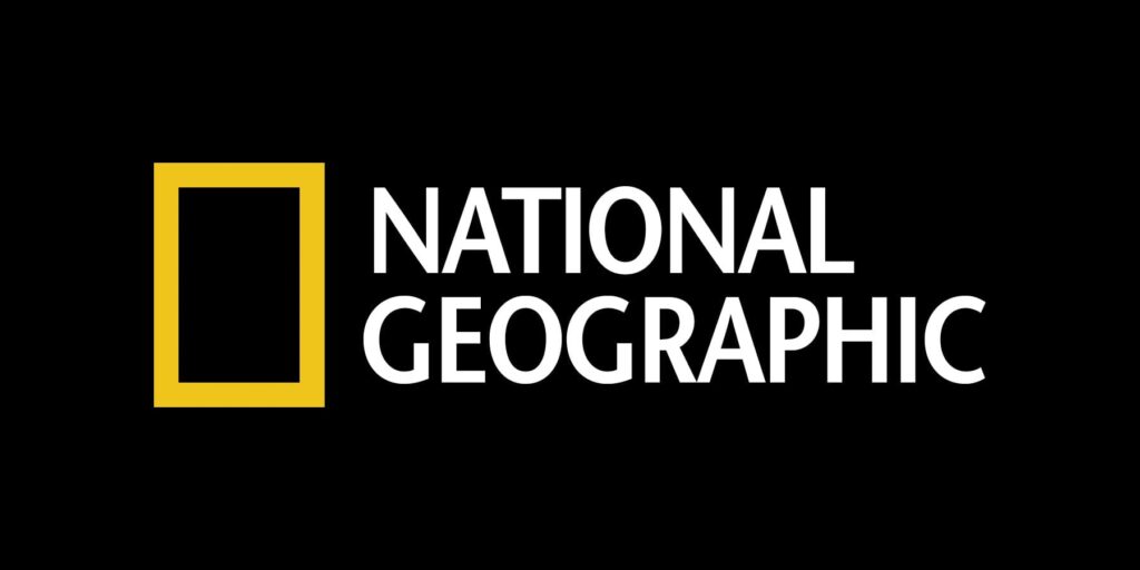 Logo du National Geographic comportant une bordure rectangulaire jaune et les mots "National Geographic" en texte blanc sur fond noir, tel qu'il apparaît dans le magazine publié par Prisma Media pour National Geographic France.