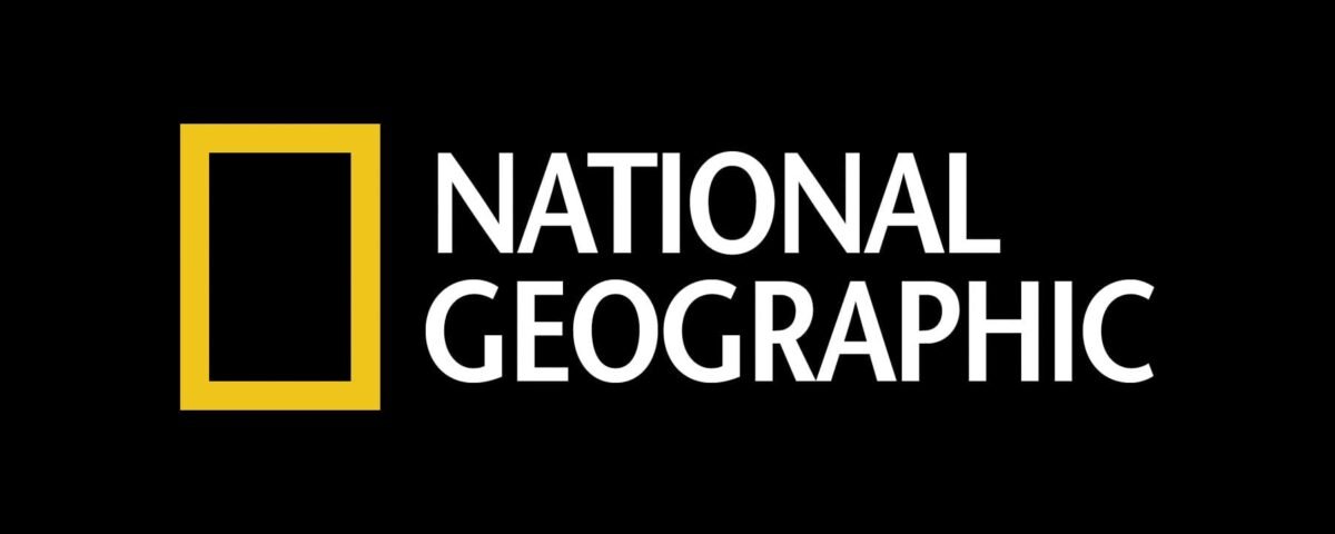 Logo du National Geographic comportant une bordure rectangulaire jaune et les mots "National Geographic" en texte blanc sur fond noir, tel qu'il apparaît dans le magazine publié par Prisma Media pour National Geographic France.