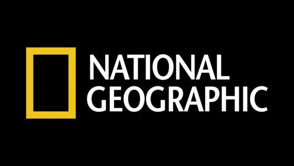 Logo du National Geographic comportant une bordure rectangulaire jaune et les mots "National Geographic" en texte blanc sur fond noir, tel qu'il apparaît dans le magazine publié par Prisma Media pour National Geographic France.