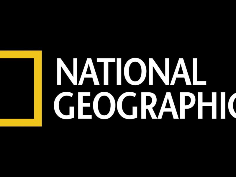 Logo du National Geographic comportant une bordure rectangulaire jaune et les mots "National Geographic" en texte blanc sur fond noir, tel qu'il apparaît dans le magazine publié par Prisma Media pour National Geographic France.