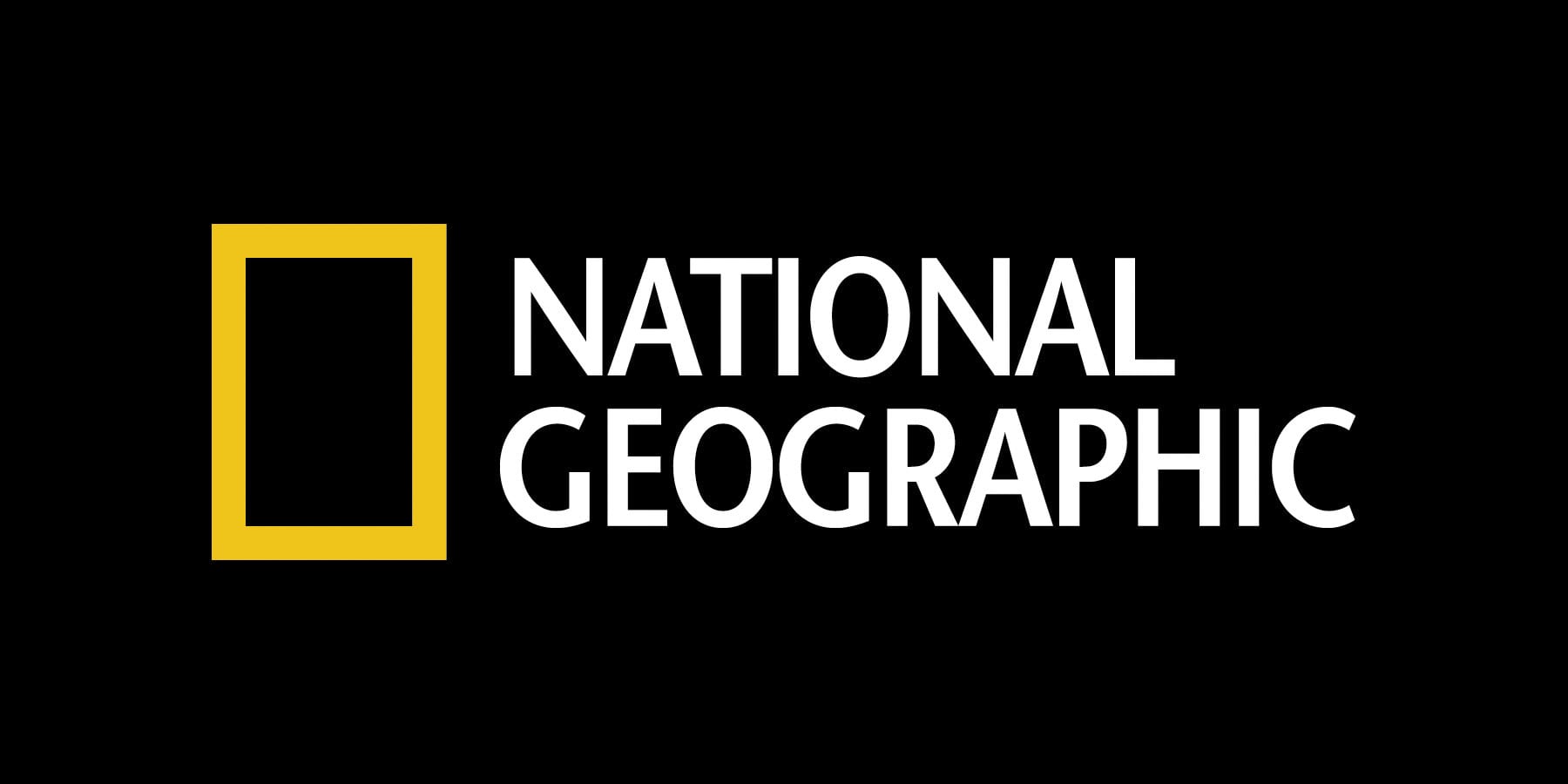 Logo du National Geographic comportant une bordure rectangulaire jaune et les mots "National Geographic" en texte blanc sur fond noir, tel qu'il apparaît dans le magazine publié par Prisma Media pour National Geographic France.