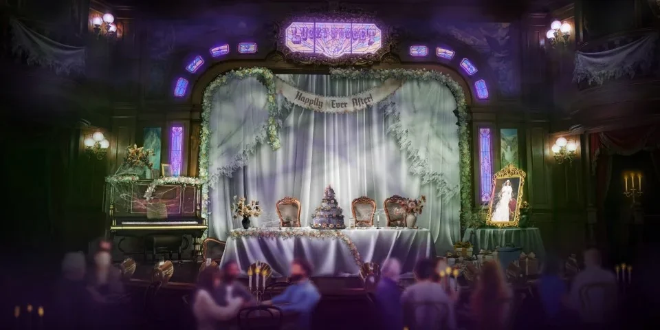 Une salle ornée et faiblement éclairée de Disneyland Paris présente une table décorée sur une scène, un piano, des couronnes festives et un portrait inquiétant - capturant l'esprit d'Halloween Disney 2025 - avec des invités assis au premier plan.