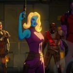 Une scène animée montre un groupe de mercenaires en tenue futuriste, dont une femme à la peau bleue tenant un pistolet et un grand personnage à la peau violette, dans un environnement de science-fiction.