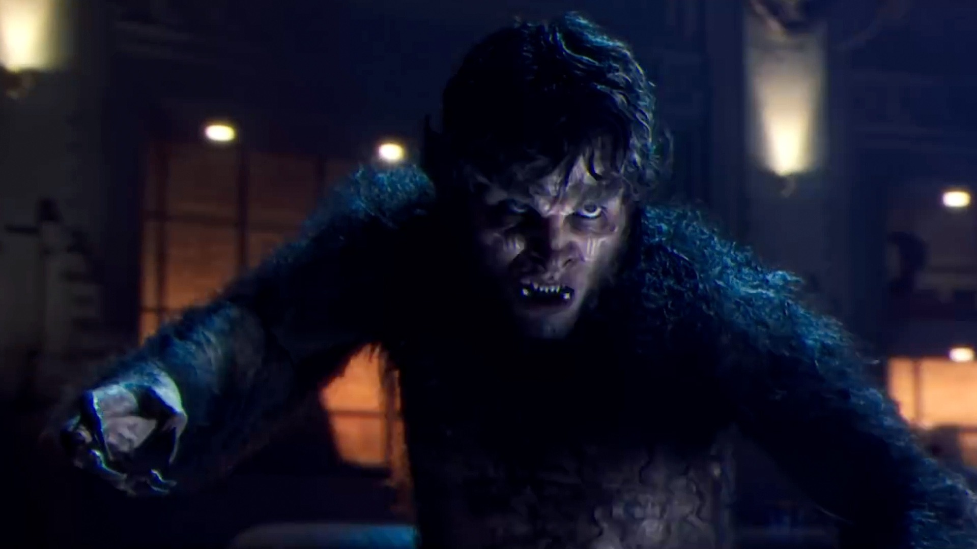 Une personne aux traits de loup-garou, rappelant le loup-garou de nuit du MCU de Marvel, est accroupie avec une expression intense dans une pièce faiblement éclairée.