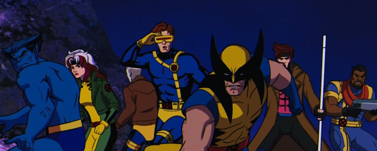 Un groupe animé de super-héros aux costumes colorés se tient prêt à l'action sur fond de montagne nocturne, inspiré par X-men '97, maintenant en streaming sur Disney+.