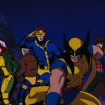 Un groupe animé de super-héros aux costumes colorés se tient prêt à l'action sur fond de montagne nocturne, inspiré par X-men '97, maintenant en streaming sur Disney+.