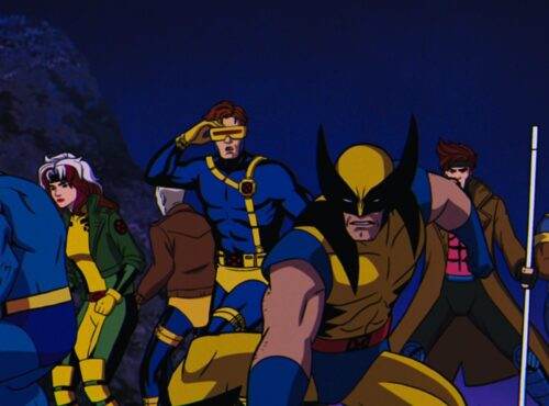 Un groupe animé de super-héros aux costumes colorés se tient prêt à l'action sur fond de montagne nocturne, inspiré par X-men '97, maintenant en streaming sur Disney+.