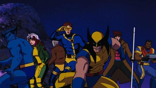 Un groupe animé de super-héros aux costumes colorés se tient prêt à l'action sur fond de montagne nocturne, inspiré par X-men '97, maintenant en streaming sur Disney+.