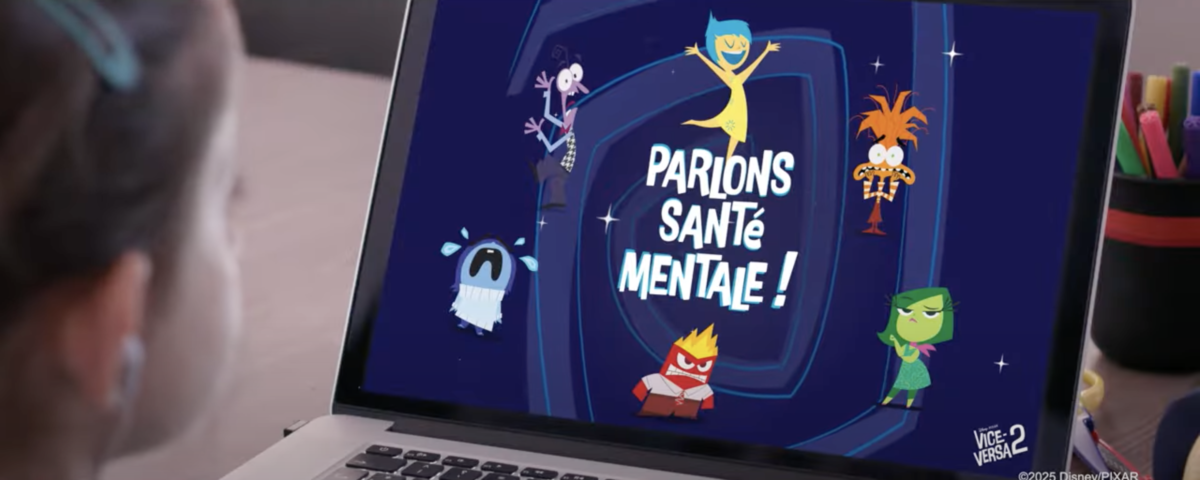 Un écran d'ordinateur portable affiche des personnages de dessins animés avec le texte français "Parlons santé mentale !" et la marque Disney/Pixar, vus par un enfant. La scène suggère que Disney France promeut Vice-versa pour susciter des conversations sur la santé mentale.