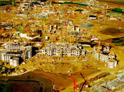 Construction du Disneyland Hotel