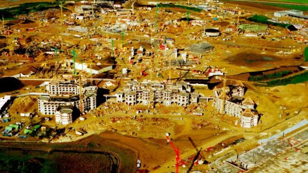 Construction du Disneyland Hotel