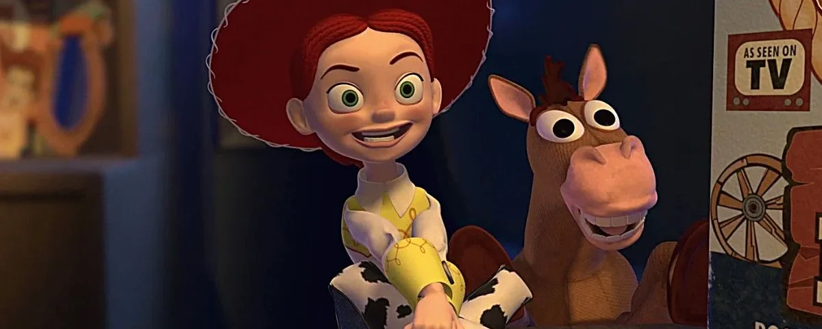 Le personnage animé Jessie, coiffée d'un chapeau rouge et vêtue d'un pantalon de vache, sourit à Bullseye, le cheval, dans une scène de Toy Story 5, dont la sortie est prévue en 2026.