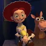 Le personnage animé Jessie, coiffée d'un chapeau rouge et vêtue d'un pantalon de vache, sourit à Bullseye, le cheval, dans une scène de Toy Story 5, dont la sortie est prévue en 2026.