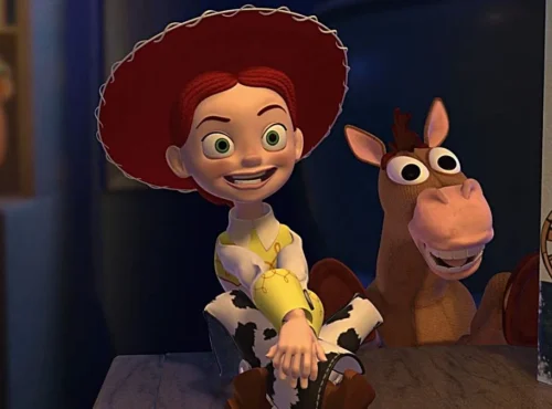 Le personnage animé Jessie, coiffée d'un chapeau rouge et vêtue d'un pantalon de vache, sourit à Bullseye, le cheval, dans une scène de Toy Story 5, dont la sortie est prévue en 2026.