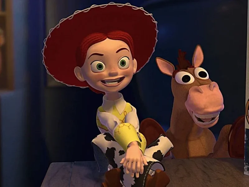Le personnage animé Jessie, coiffée d'un chapeau rouge et vêtue d'un pantalon de vache, sourit à Bullseye, le cheval, dans une scène de Toy Story 5, dont la sortie est prévue en 2026.