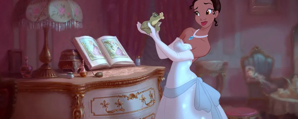 Une femme animée ressemblant à Tiana de Disney, vêtue d'une robe blanche et d'un diadème, tient une grenouille, debout à côté d'un bureau orné d'un livre ouvert - parfait pour une liste de naissance magique, dans une pièce élégante faiblement éclairée.