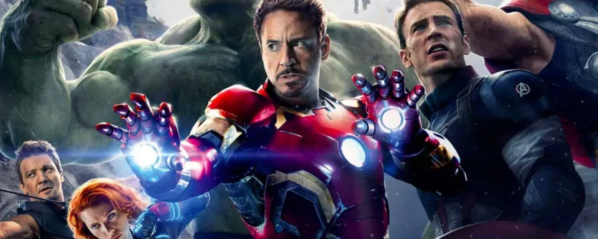 Un groupe de super-héros de l'univers cinématographique Marvel - dont Iron Man, Hulk, Captain America, Thor, Black Widow et Hawkeye - se tient prêt à se battre contre un ciel rempli d'ennemis robotiques.