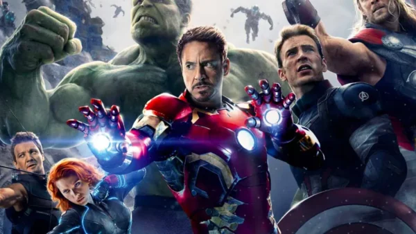 Un groupe de super-héros de l'univers cinématographique Marvel - dont Iron Man, Hulk, Captain America, Thor, Black Widow et Hawkeye - se tient prêt à se battre contre un ciel rempli d'ennemis robotiques.