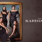 Six femmes en tenue de soirée noire posent devant un grand cadre orné sur un fond neutre avec le texte "Les Kardashian" à côté d'elles, teasing la bande-annonce de Kardashian Saison 7 sur Disney+.
