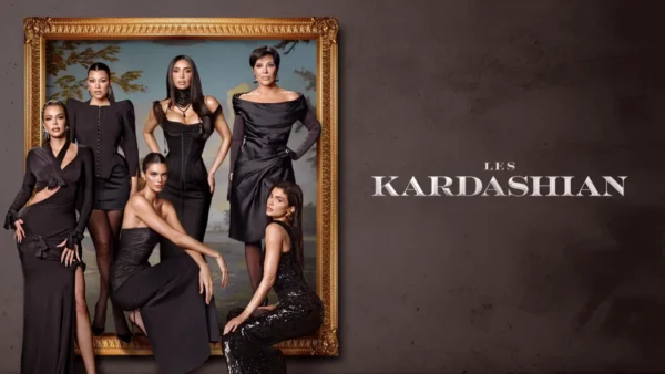 Six femmes en tenue de soirée noire posent devant un grand cadre orné sur un fond neutre avec le texte "Les Kardashian" à côté d'elles, teasing la bande-annonce de Kardashian Saison 7 sur Disney+.
