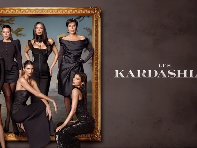 Six femmes en tenue de soirée noire posent devant un grand cadre orné sur un fond neutre avec le texte "Les Kardashian" à côté d'elles, teasing la bande-annonce de Kardashian Saison 7 sur Disney+.