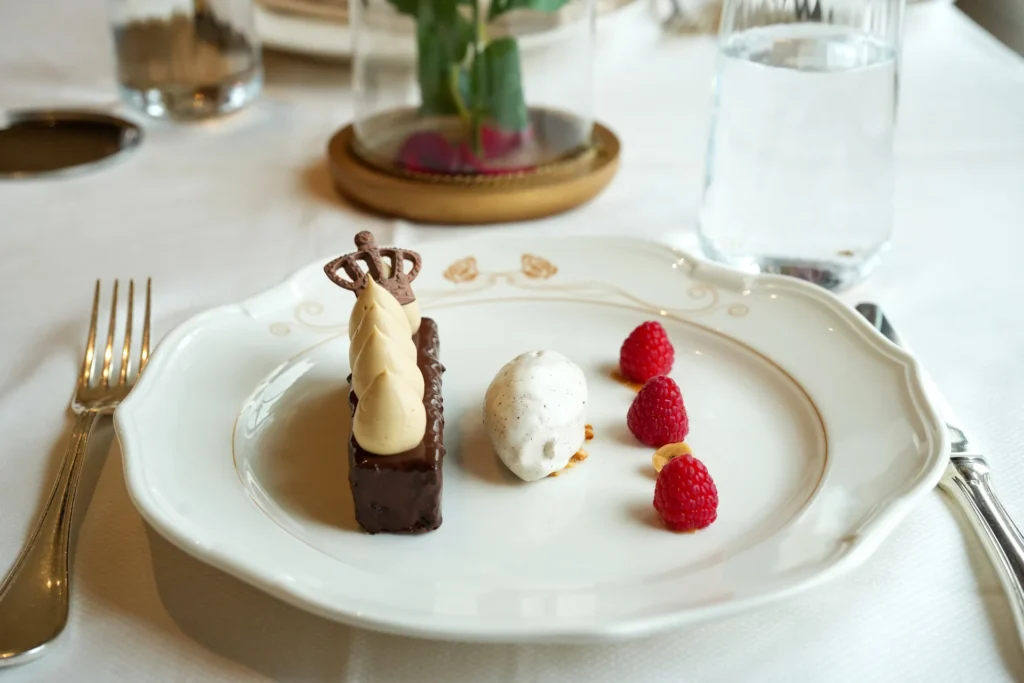 Disneyland Paris : La Table De Lumière Présente Sa Nouvelle Carte – Créativité Et Raffinement Au Cœur Du Restaurant Princier