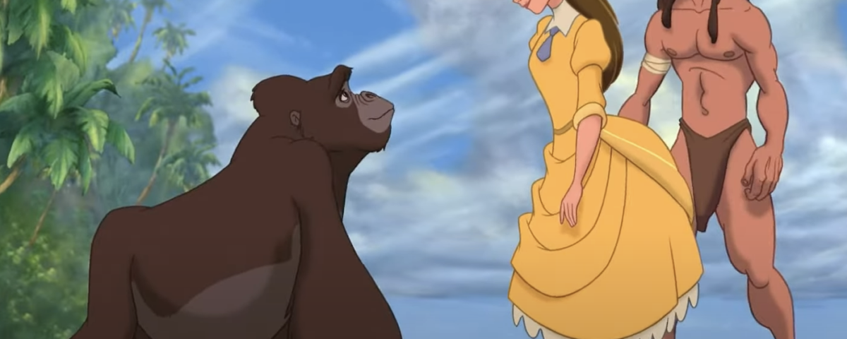 Une femme en robe jaune et un homme en pagne se tiennent sur une plage face à un grand gorille, évoquant une scène de Disney de la Renaissance ; des arbres et un ciel bleu s'étendent à l'arrière-plan.