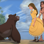 Une femme en robe jaune et un homme en pagne se tiennent sur une plage face à un grand gorille, évoquant une scène de Disney de la Renaissance ; des arbres et un ciel bleu s'étendent à l'arrière-plan.