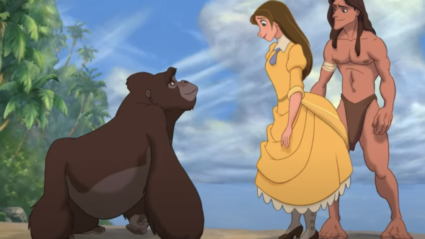 Une femme en robe jaune et un homme en pagne se tiennent sur une plage face à un grand gorille, évoquant une scène de Disney de la Renaissance ; des arbres et un ciel bleu s'étendent à l'arrière-plan.