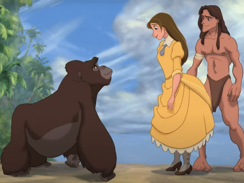 Une femme en robe jaune et un homme en pagne se tiennent sur une plage face à un grand gorille, évoquant une scène de Disney de la Renaissance ; des arbres et un ciel bleu s'étendent à l'arrière-plan.