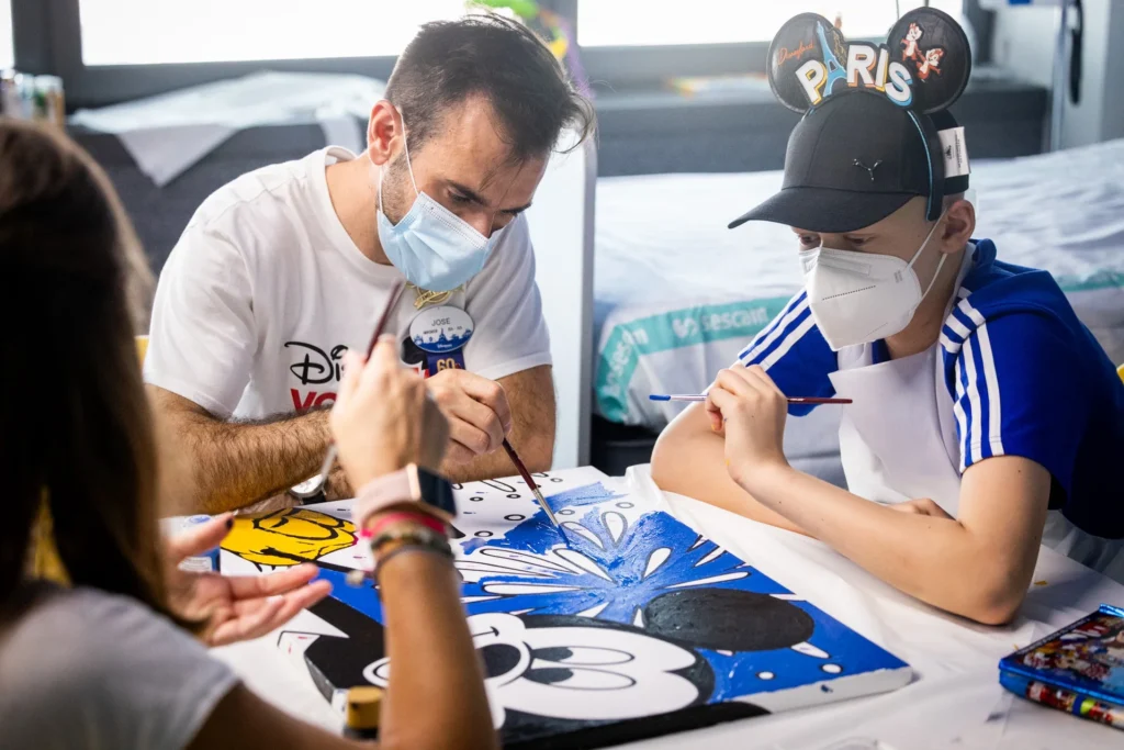 De Marseille À Madrid : Mickey Et L’ambassadeur Jose Alfaro Navarro Apportent La Magie Disney Aux Enfants Hospitalisés
