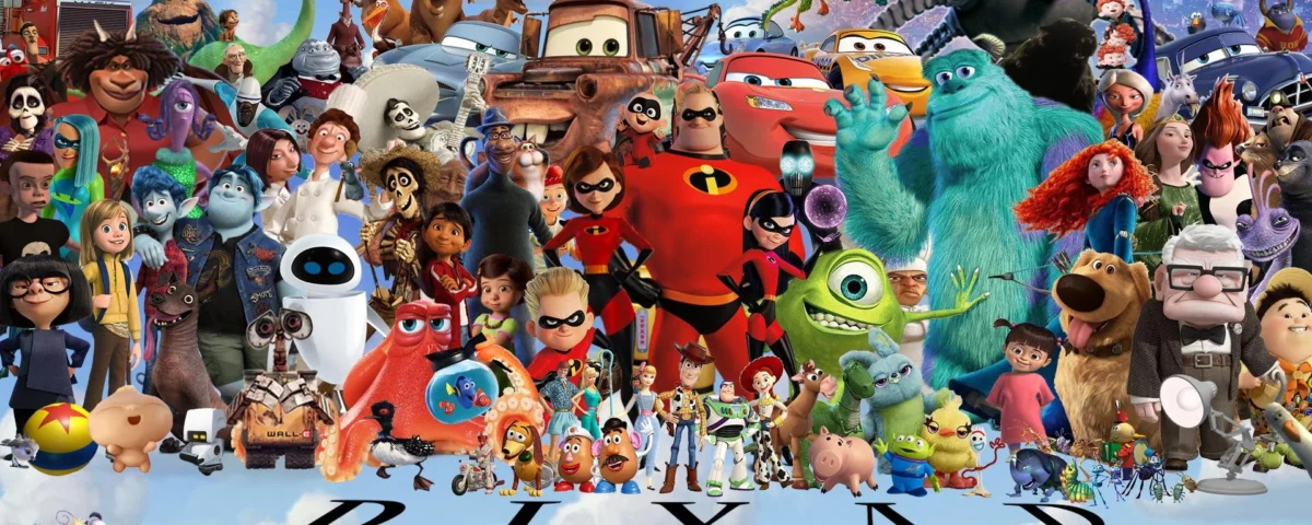 Collage de divers personnages de films d'animation Pixar se tenant ensemble au-dessus du mot "PIXAR" en grandes lettres, célébrant l'histoire du studio et ses débuts colorés, sur fond de ciel vibrant rempli de nuages.