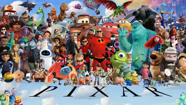 Collage de divers personnages de films d'animation Pixar se tenant ensemble au-dessus du mot "PIXAR" en grandes lettres, célébrant l'histoire du studio et ses débuts colorés, sur fond de ciel vibrant rempli de nuages.