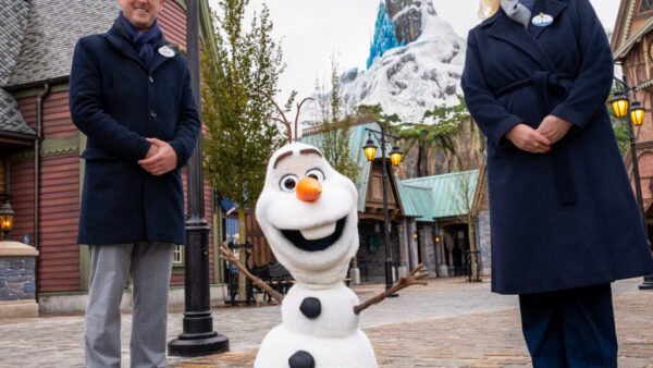 17.Disneyland Paris Disney Adventure World World of Frozen Olaf robotic character Natacha Rafalski Michel den Dulk 1024x1024 1