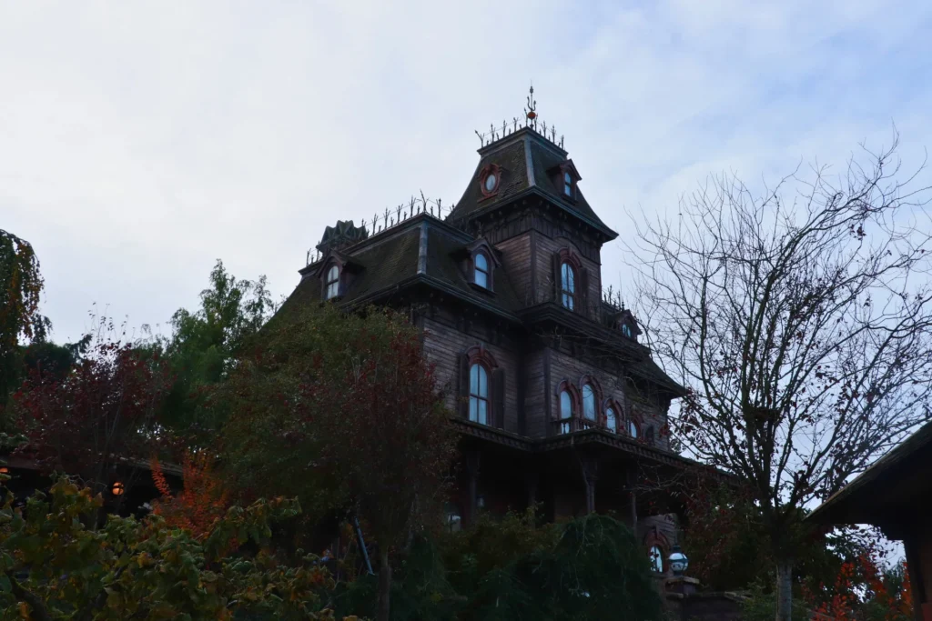 Immersion Exclusive Avec Les Cast Members De Phantom Manor À Disneyland Paris : Secrets, Tâches Et Passion Derrière La Magie