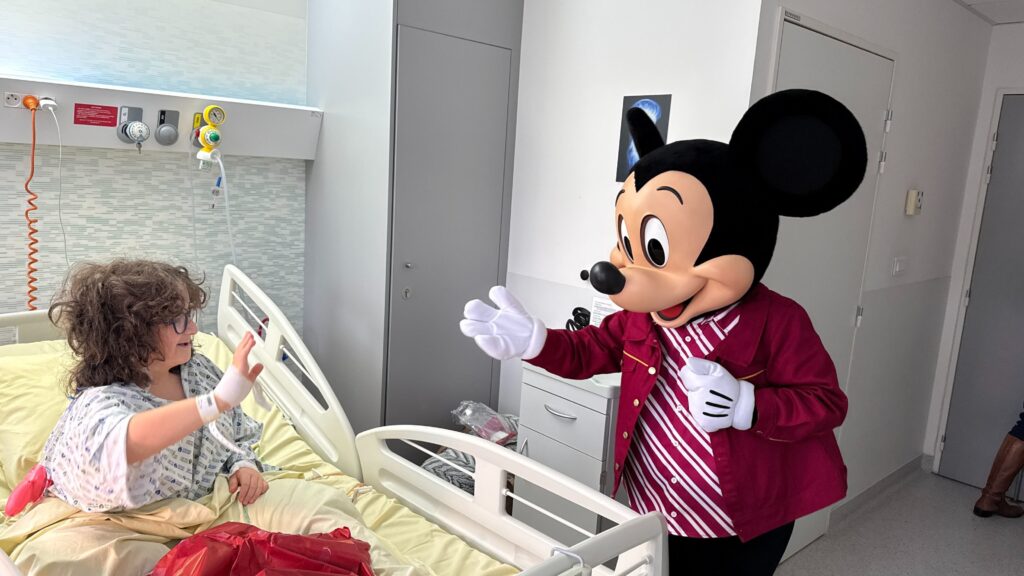 Disney Illumine Halloween 2025 Pour 80 000 Enfants Hospitalisés Avec Costumes, Jouets Et Visites Magiques